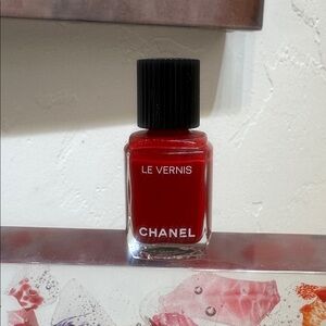 CHANEL Le Vernis Rouge Puissant Nail Polish